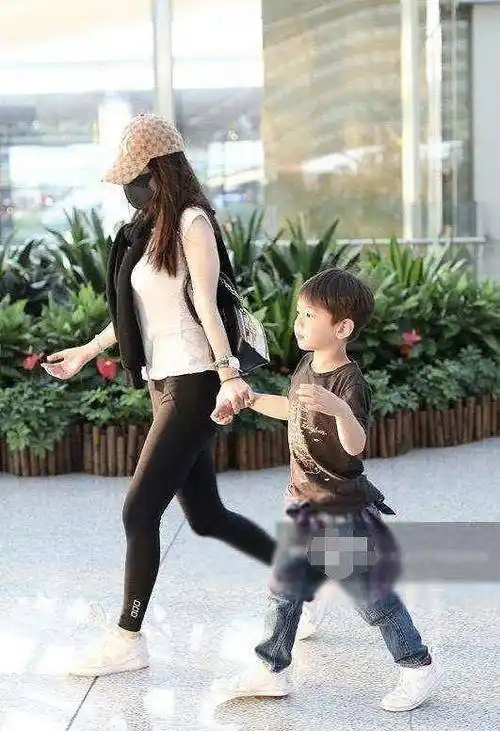 霍思燕跟闺蜜逛街穿拖鞋,腿短了一半,被网友质疑有1米6吗?