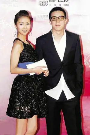 薛凯琪被曝搭上赌场的高层 携黑人男友甜蜜入酒店