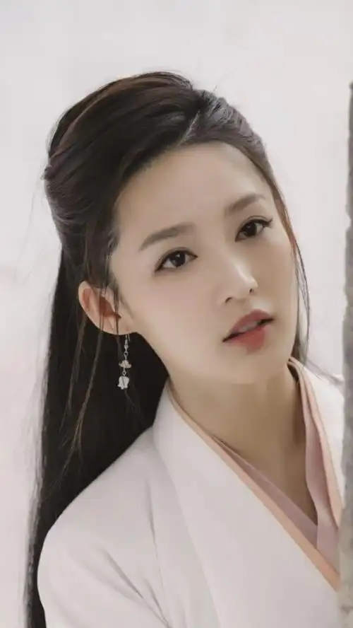 比如说她和王大陆,李沁,辛芷蕾,肖战出演的《狼殿下》,这部作品在2017