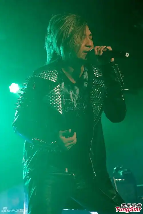 叶世荣酷炫演出照