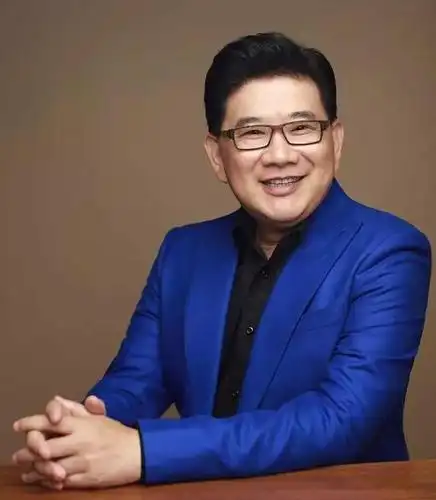 56岁主播曹可凡与妻子婚后恩爱有加儿子块头大很富态