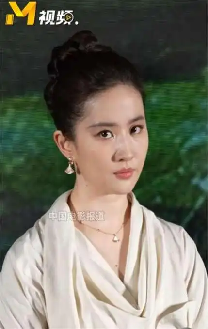 刘亦菲出现在新作发布会,粗短大白腿引热议,网友:目测110斤