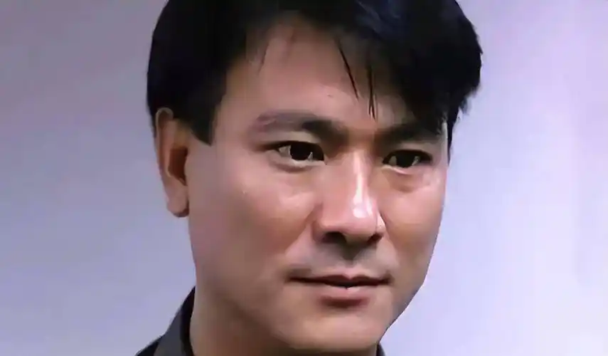 李修贤虽然算不上大帅哥,但年轻时的他,气质阳光健康,魅力十足.