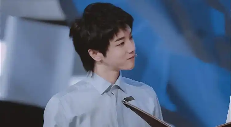 简单的蓝色衬衫,羞涩的笑容,华晨宇饰演的耿华更是多了一份青涩和单纯