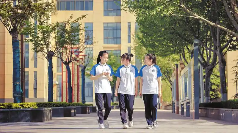 富闽友谊小学学生聆听老师讲解"仁文化"富平实验中学学生悬挂文明标语