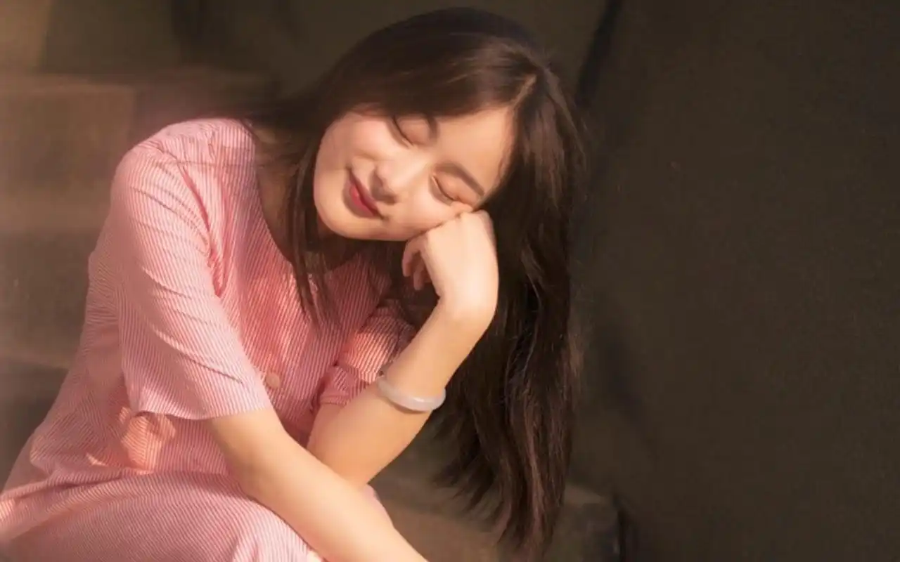 粉嫩养眼气质美女户外写真桌面壁纸