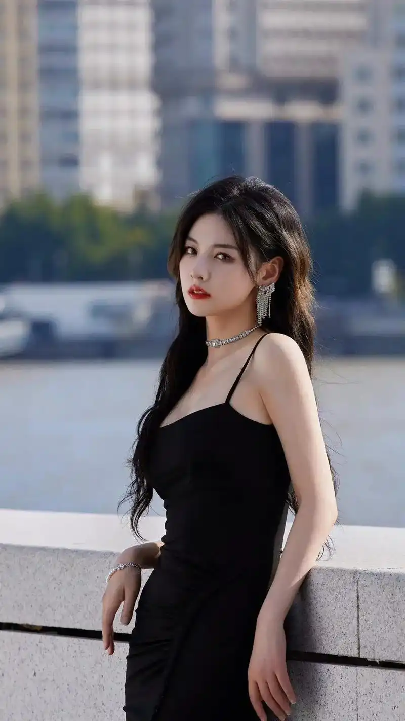 赵粤,穿黑色吊带内衣衬托的性感迷人