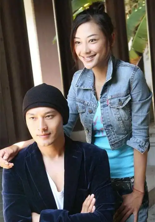 "只可惜,应采儿和黄晓明的绯闻,却以"炒做"了结.