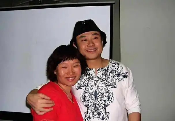 刀郎前妻嫌刀郎穷丢下刚出生的女儿也要跑路后来她可曾后悔