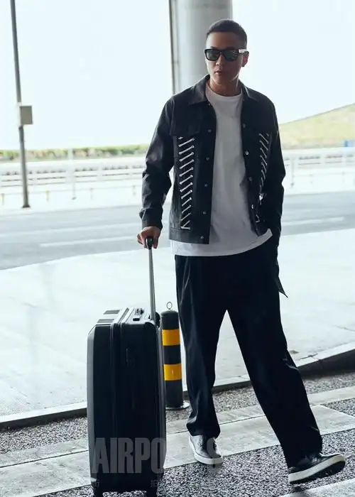何润东简约造型玩转机场街拍风