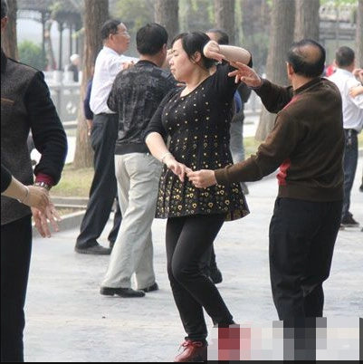 金婚老夫妻因跳广场舞闹离婚,女方怀疑老伴恋上舞伴