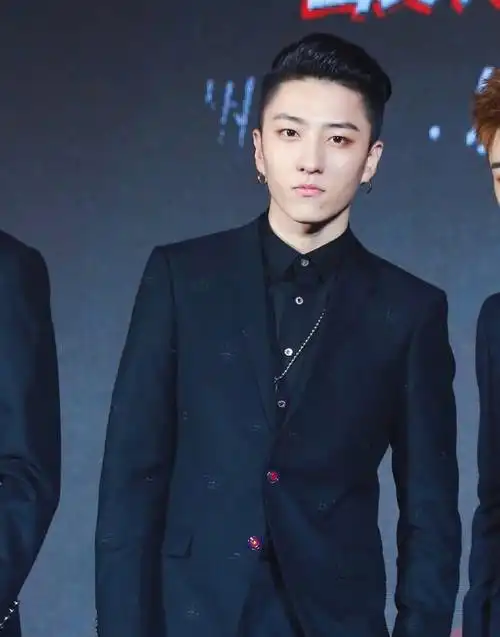 罗志祥旗下艺人王梓宁梳大背头现身舞台网友有魅力的小哥哥