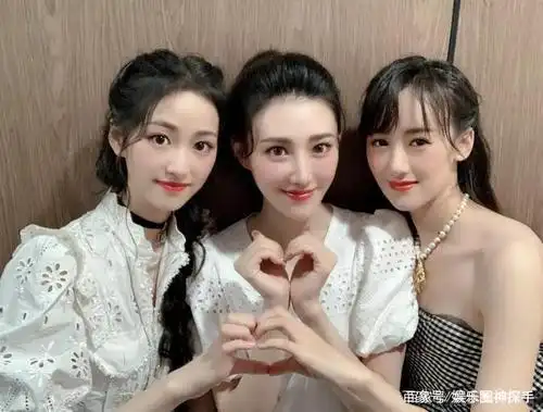 网友表示:袁冰妍素净柔和的长相和精致的张予曦比起来,实在是相差甚远