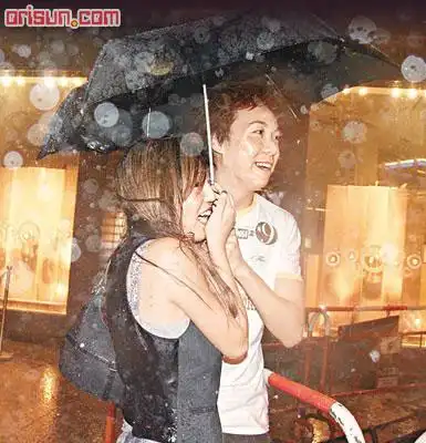 娱乐动态 花边绯闻     霍震霆三公子霍启仁的女友rebecca,前晚出席