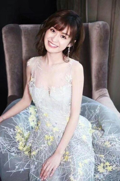 沙发发质,发量多蓬松粗硬,稍微有点自来卷,除了留长直发怎么办