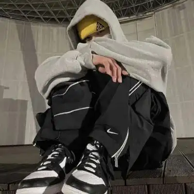 蹲着的街头男生真人头像图片 最新超酷超拽的时尚潮男头像图片集_男生