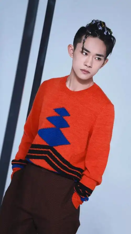 易烊千玺那可算的上是各个年龄段的人都很喜欢的一个小生了,温文尔雅