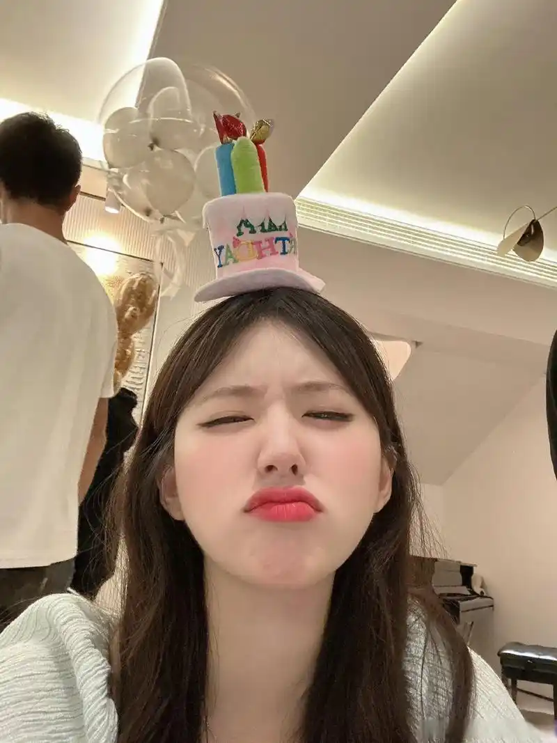 赵露思嘟嘴眯眼自拍#.#赵露思戴蛋糕帽子#  啊啊啊我的桑稚!