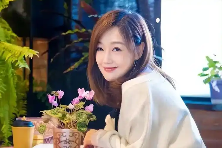 胡歌|"夫妻本是同林鸟",这一次,胡歌拯救了自己的老婆黄曦宁!