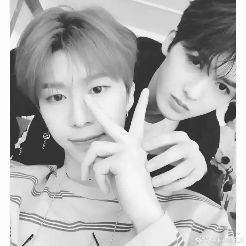 组图:范丞丞朱正廷互相晒同框自拍 朱正廷深夜点赞