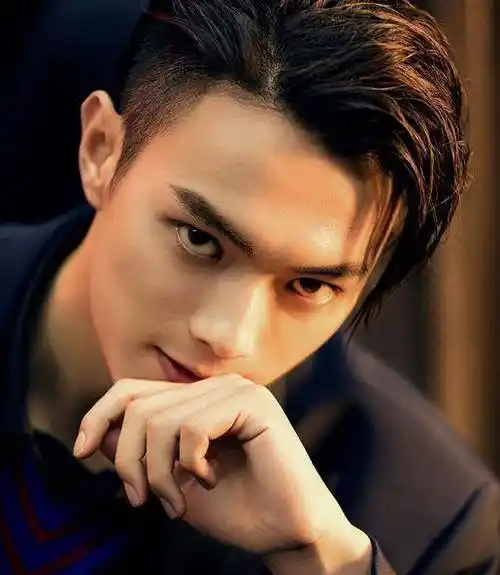 《烈火军校》未播完,许凯又一部新剧将袭,女主美貌媲美短发白鹿