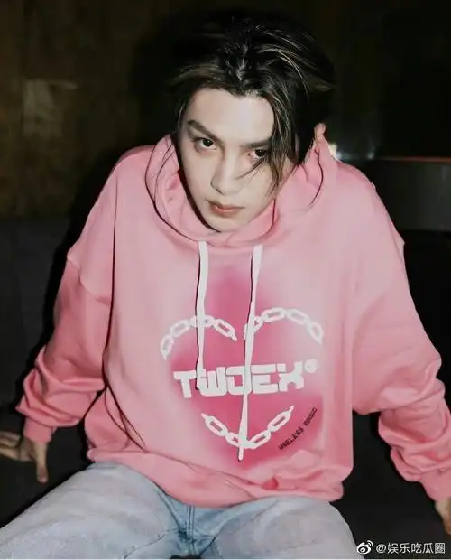 黄明昊粉色系的湿发小贾,眼神鲨好a,又酷又拽!
