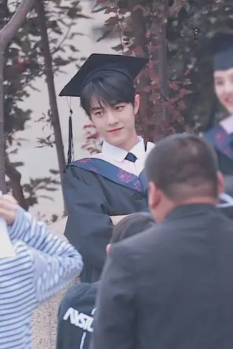 一句话都不讲看起来还委委屈屈的,肖战看了看四周没啥人就搂过他的