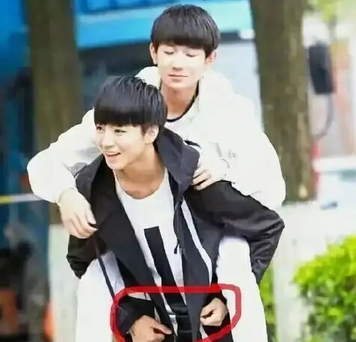 靠!王俊凯合影搂着杨紫!