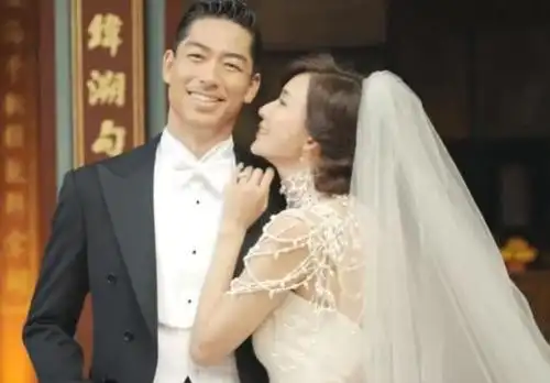 林志玲婚纱照花絮曝光,她手捧老公的脸深情对望画面甜炸
