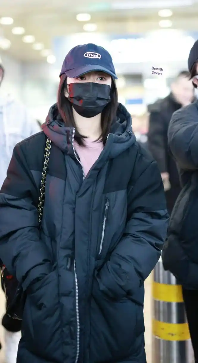 谭松韵机场穿搭!少女感爆棚的时尚秘诀大揭秘!