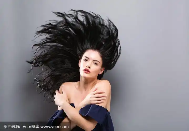 头发飘逸的年轻女子