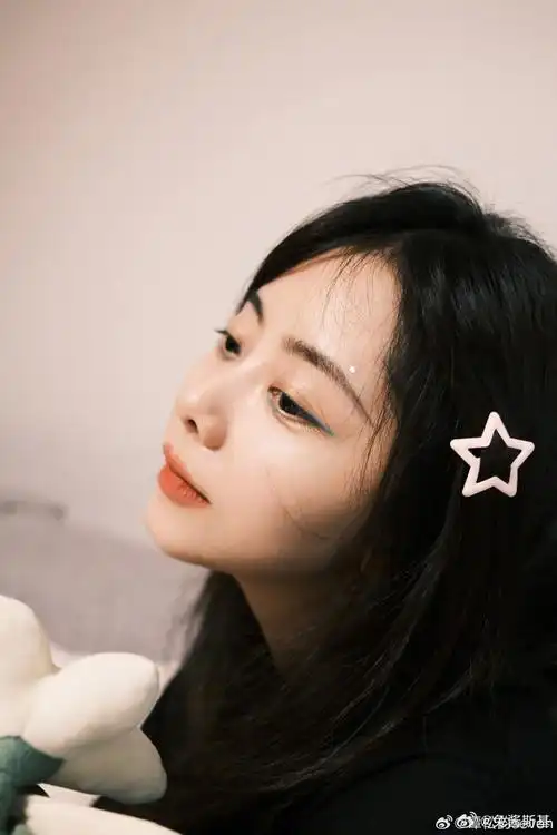 谭松韵九宫格plog##谭松韵戴了星星发夹