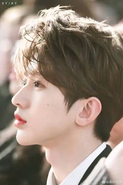 侧颜帅哥图鉴#那必须要有大帅哥蔡徐坤呀 侧颜真的绝了 鼻梁真的太让