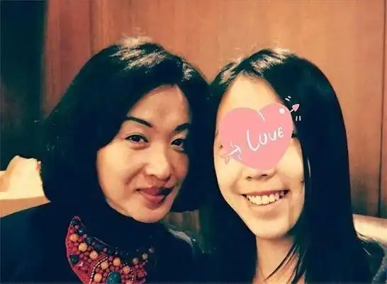 悉心呵护养子!金星20年前领养的三个孩子,现如今这么样了