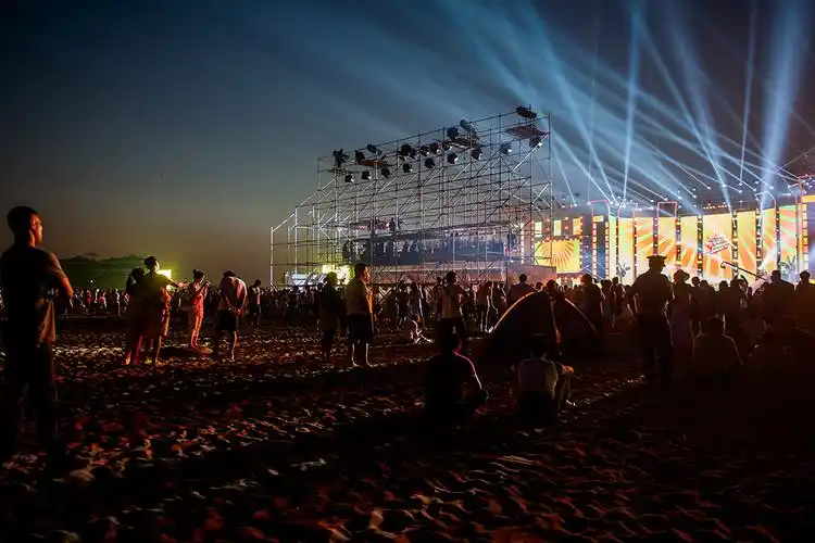 小品花絮片-《2013国际沙滩音乐舞台演出与台下现场》-(陆续