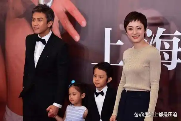 邓超被曝抑郁症后,卡点为孙俪庆生失败,晒全家福,第5人惹争议