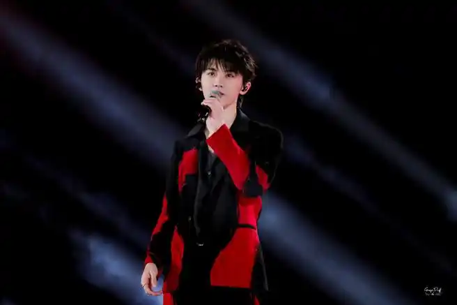 马嘉祺#收藏一些舞台上闪闪发光的马嘉祺cr logo