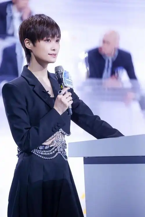 李宇春豹纹雪纺衫酷中柔美珍珠镶嵌衣领和带扣黑色礼帽气场足