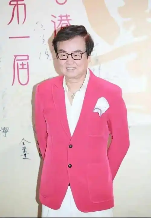 提到黄百鸣,显示很多人都已经不陌生了,作为一名火遍大江南北的香港男