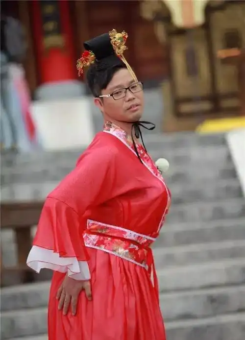 刘昊然女装扮相撞脸杨幂,说好的"钢铁直男"呢?