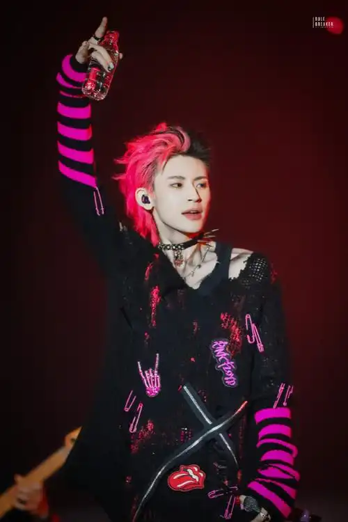 小鬼王琳凯超话99#小鬼王琳凯音乐节#99>>20211003 成都仙人掌