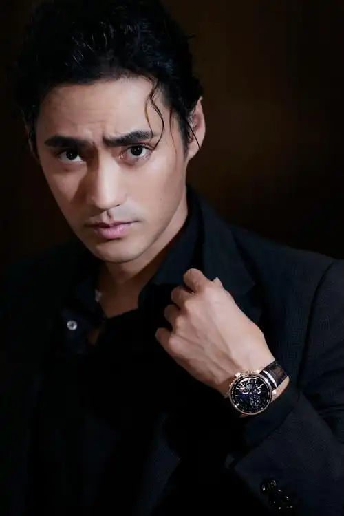 袁弘黑色西装搭配帅气卷发造型酷感时髦