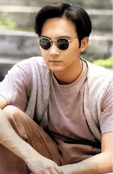 年轻时的张智霖给人一种看着极其舒服的感觉