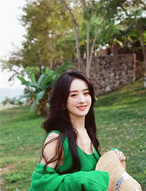 赵丽颖身穿绿色套装头戴草编帽清新优雅