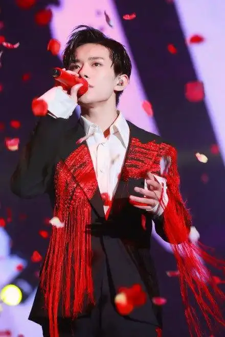 易烊千玺成人礼现场帅照