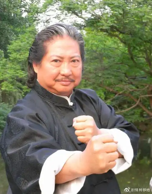 68岁洪金宝减肥失败?体型是任达华两倍大,与小13岁娇妻似两辈人