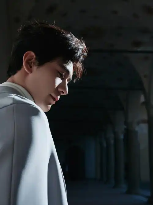 陈星旭淡蓝色简约西装##陈星旭zegna##陈星旭看秀