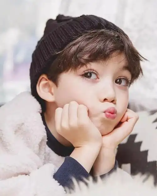 这位混血男孩爆红ins拥有逆天长睫毛简直比女孩还漂亮