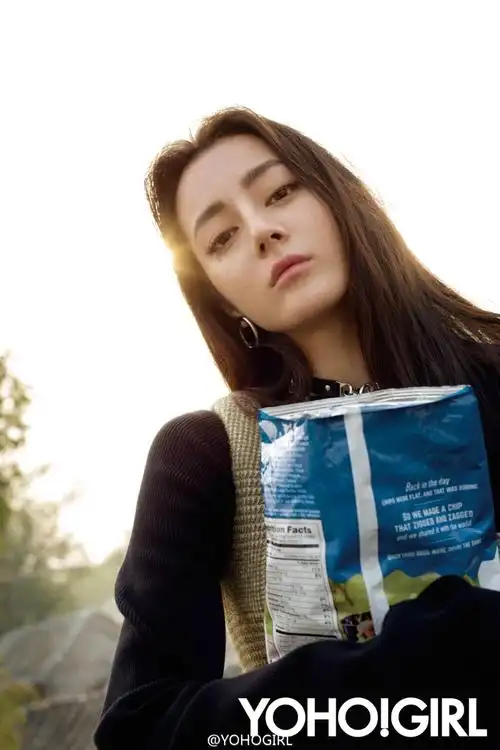 girl》十二月刊封面:迪丽热巴(期待明年年初的凤九( ))