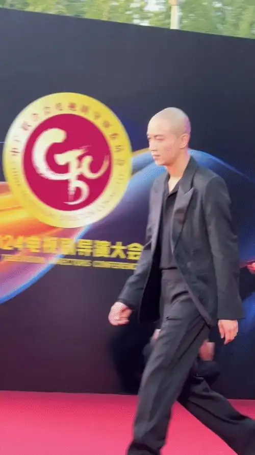 北京这天,被"光头造型"走红毯的陈晓惊艳,有颜任性却惊艳全场